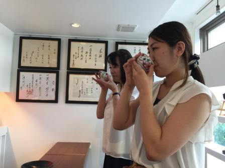 岡山辻利園様を訪問し、本格的な煎茶の淹れ方を教わりました。